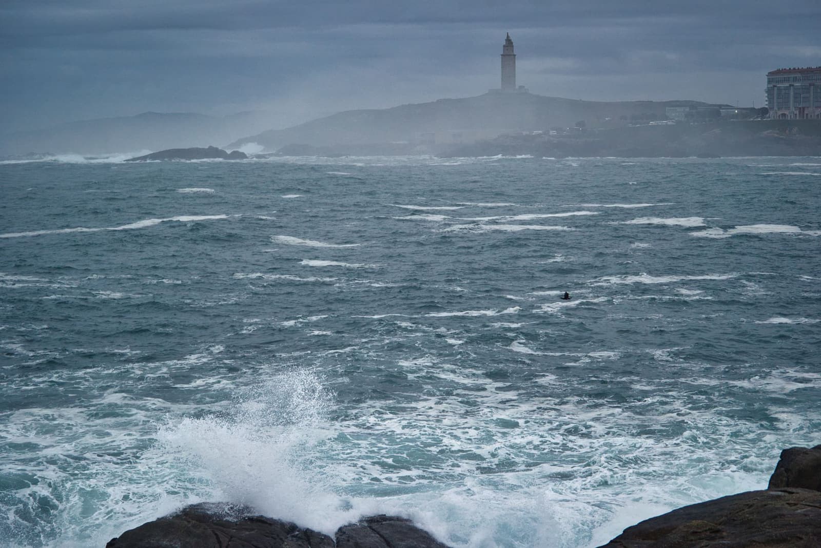 Torre de Hércules y el mar en A Coruña