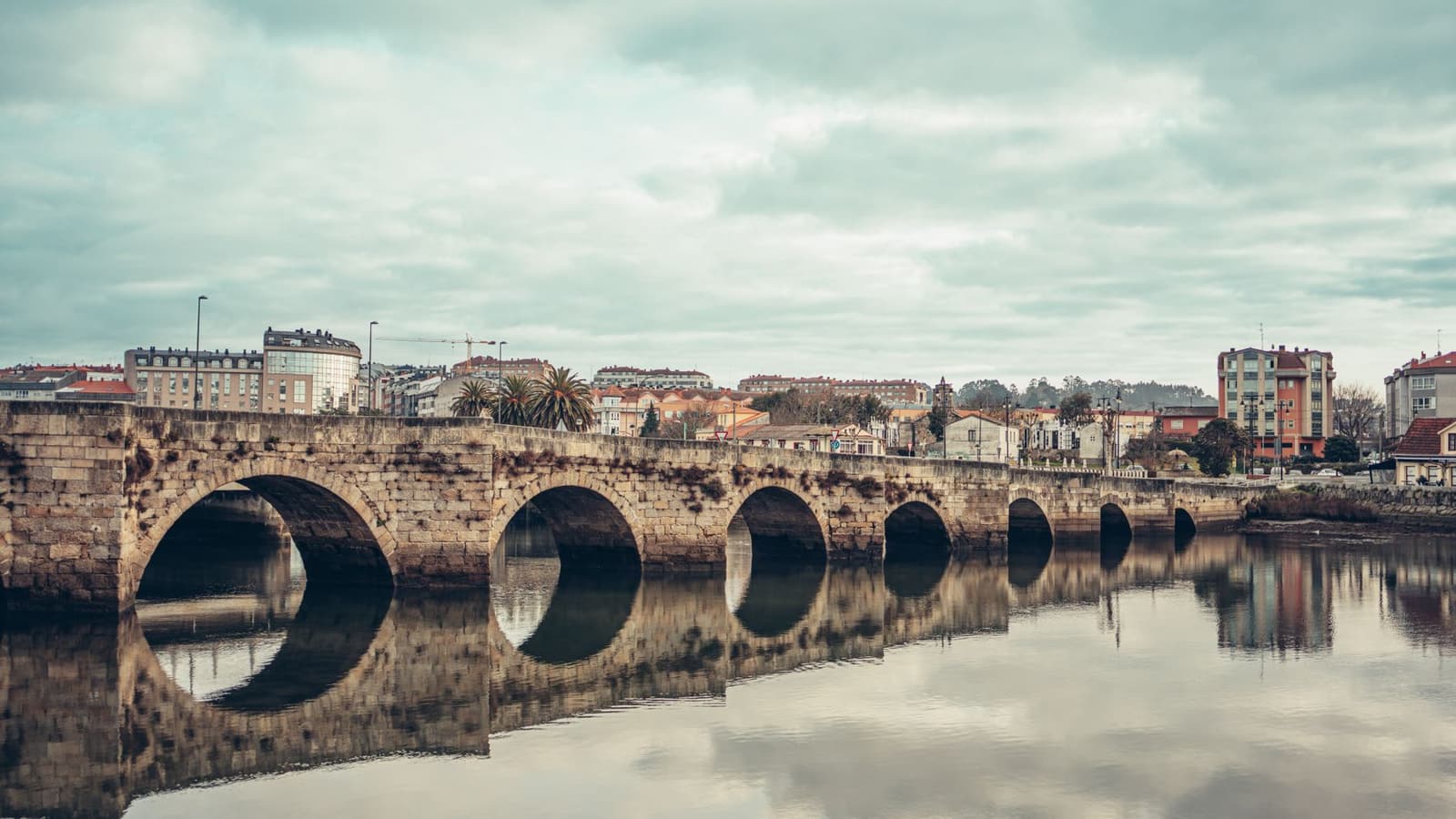 Puente de piedra sobre la ría de O Burgo