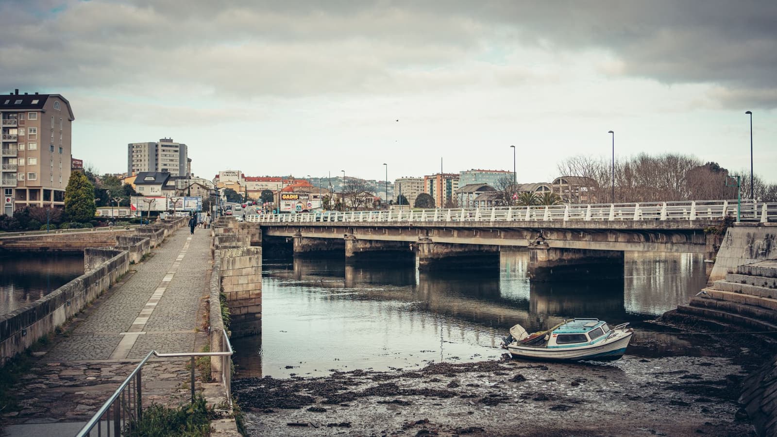 Paseo y puente sobre la ría en O Burgo