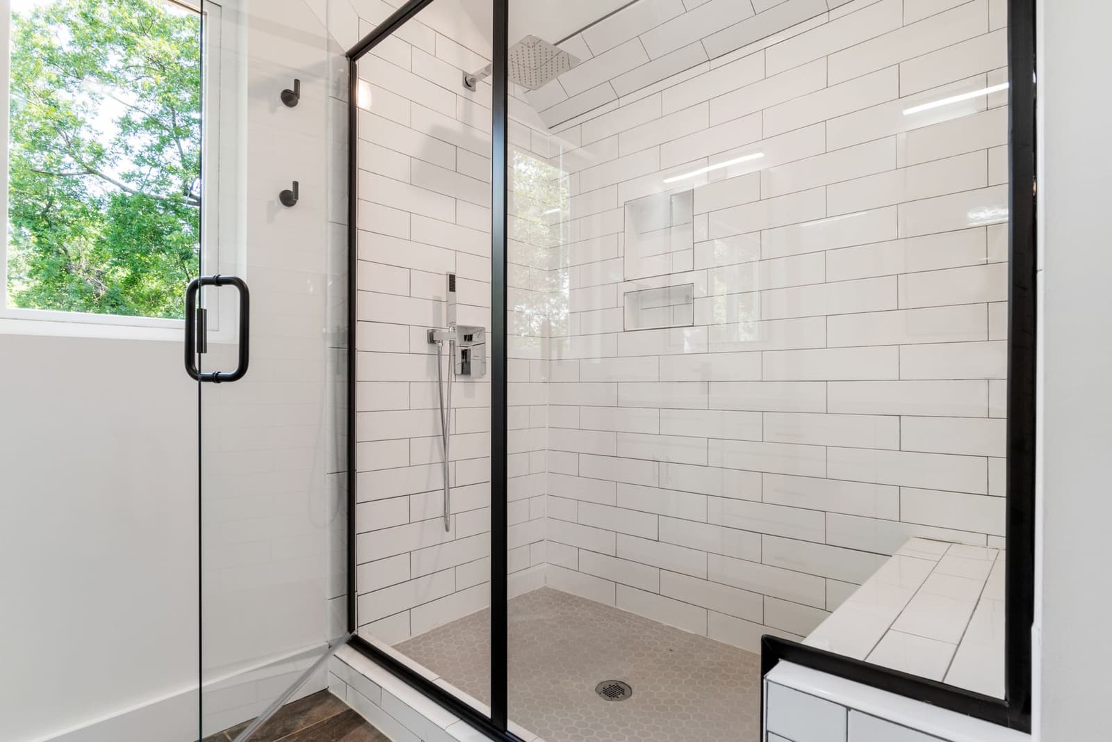 Ducha de obra con mampara de cristal tras cambiar la bañera